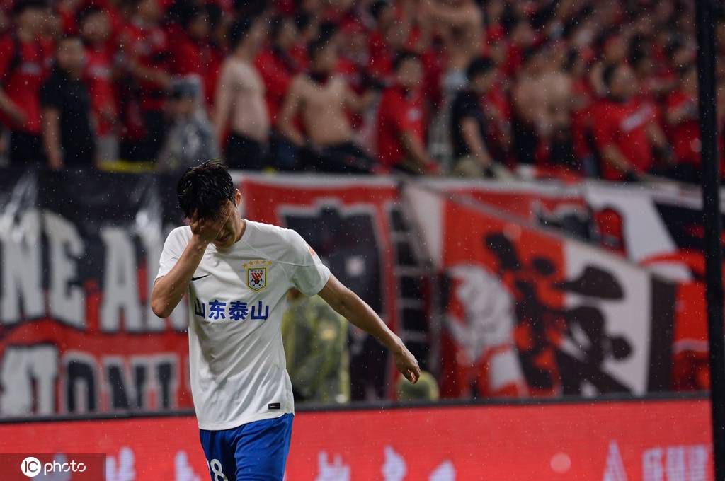 记者：利物浦等多支英超球队关注霍村21岁前锋拜尔本赛季6球4助德国天空体育名记FlorianPlettenberg报道，利物浦等多支英超球队有意霍芬海姆的德国前锋马克西米利安-拜尔。